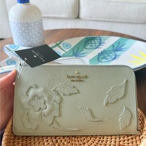 Kate Spade Lucy Spade Flower Medium L Zip Wristlet NWT Matcha Sage 🌿🍃